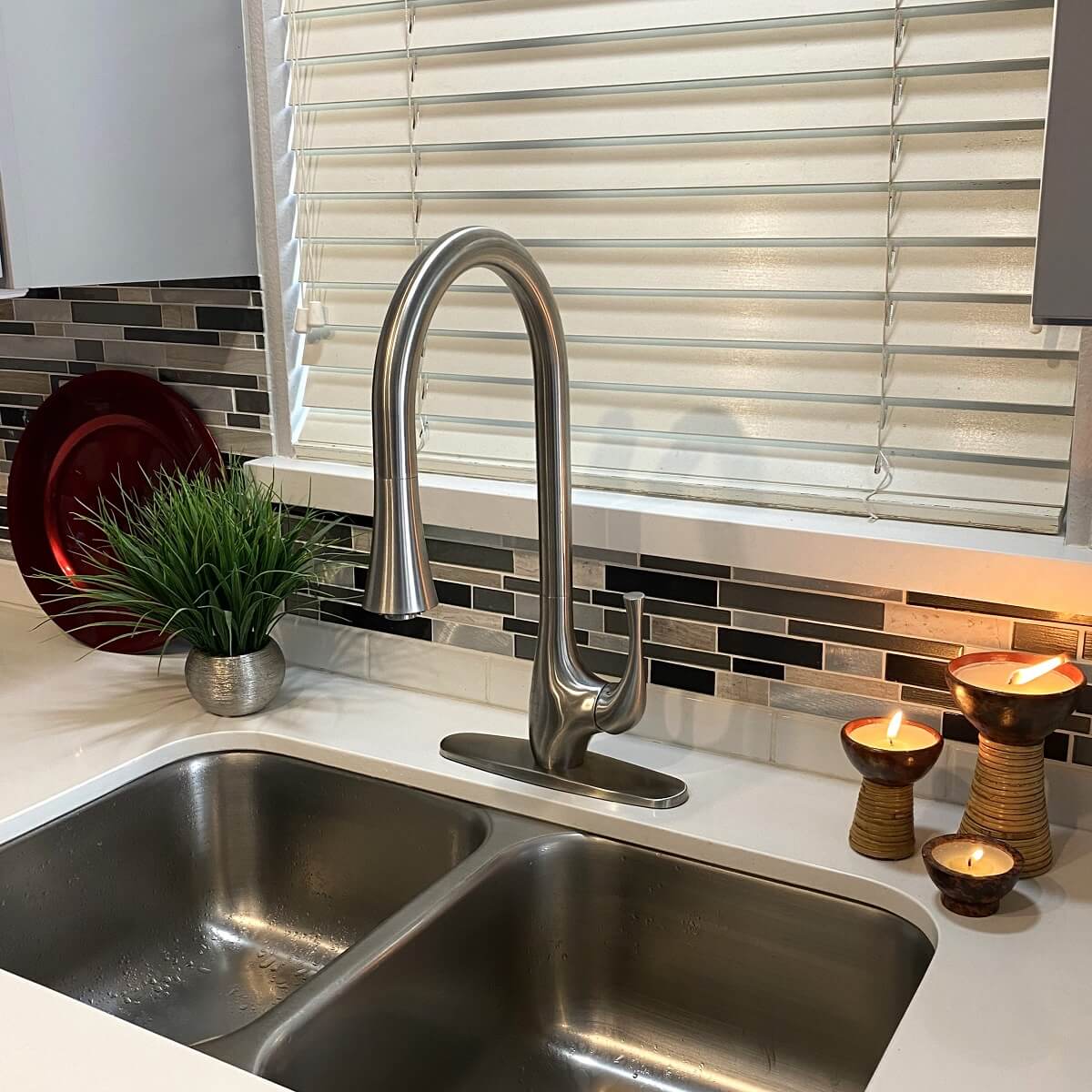 Lulani Yasawa Brushed Stainless Steel 1.8 GPM Single Handle 2-Function Pull-Down Spray Head 360 Swivel Spout Faucet With Baseplate