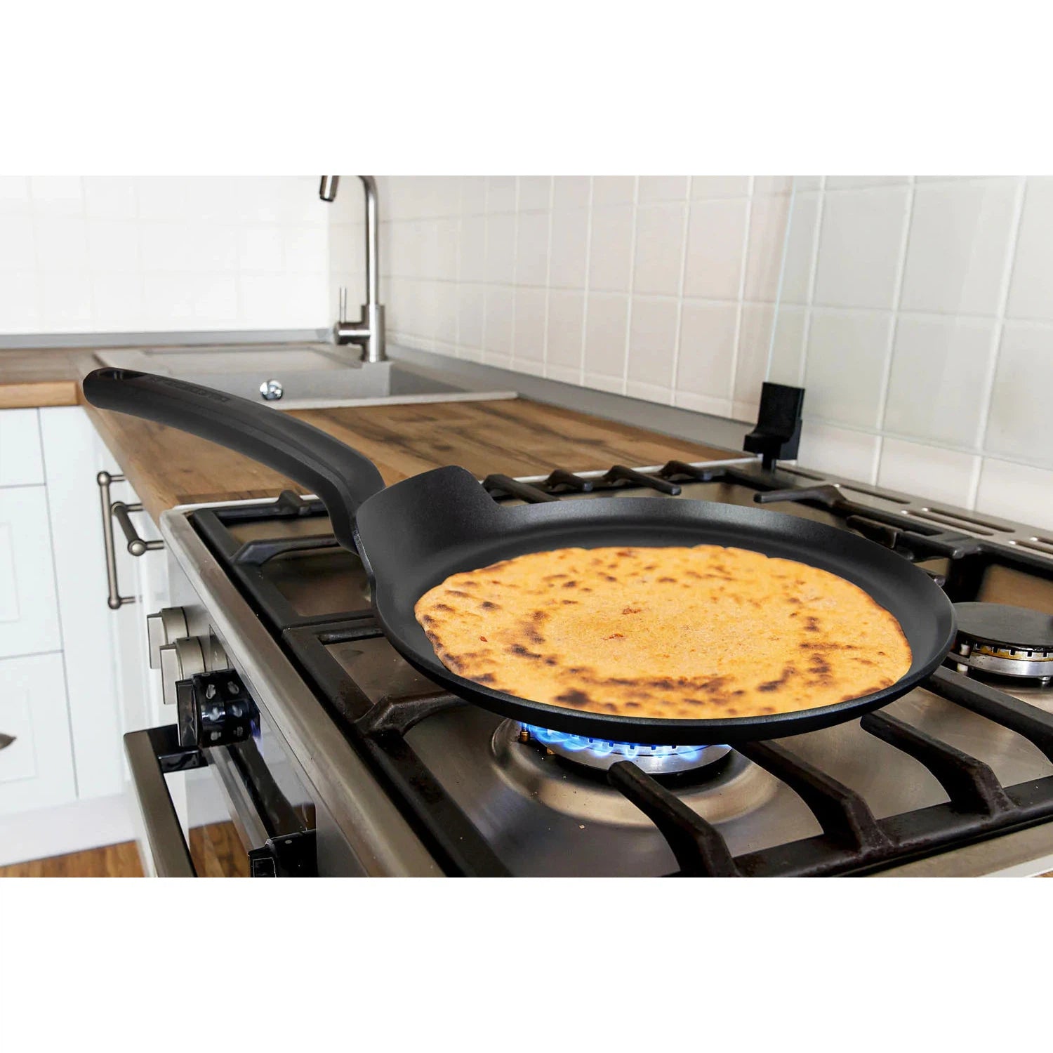 https://kitchenoasis.com/cdn/shop/files/MASTERPAN-Classico-Series-11-Crepe-Pan-Non-stick-Aluminum-Cookware-With-Bakelite-Handle-6.webp?v=1701400410&width=1946
